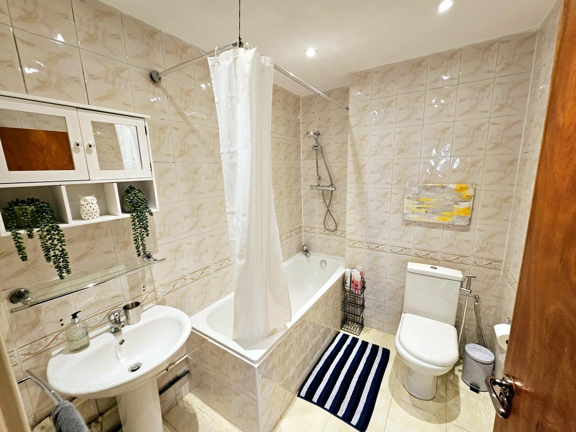 Bright & Spacious Home In Building With Lift, Right Next To Bayswater Station - Walk To Kensington Palace, Hyde Park, Little Venice & Notting Hill Londra Exterior foto